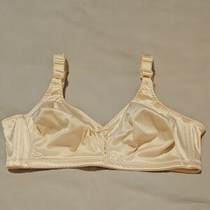 NWOT Bali Satin Wireless Bra